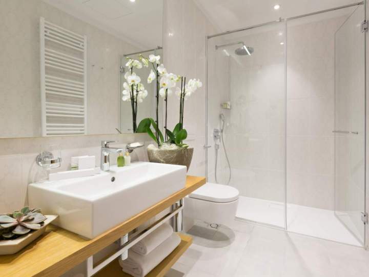 Rénovation de salle de bains avec des matériaux modernes.